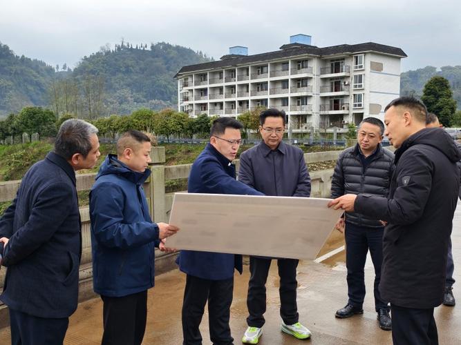 草坝镇,通过听取汇报,实地查看等方式,详细询问了解土壤污染治理修复